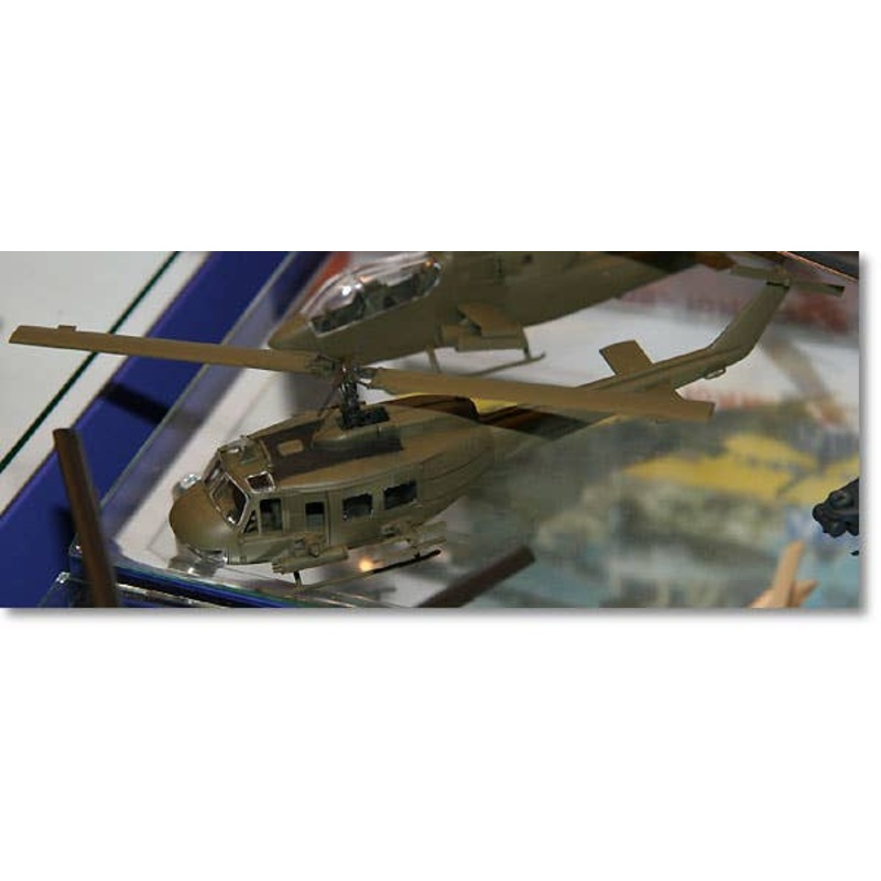 1/100 UH-1 Gunship