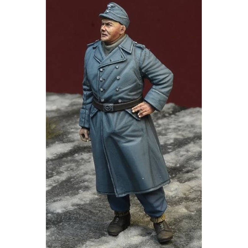 1/35 WW.II German Air Force Mechanic in a Great Coat