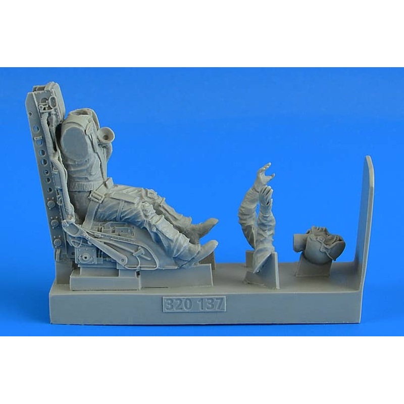 1/32 U.S.A.F. Fighter Pilot with Ej. Seat for F-104C/G Startfighter (C2 Ej. Seat)
