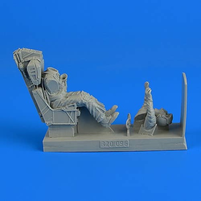 1/32 US Navy Fighter Pilot with Ejection Seat for F-8