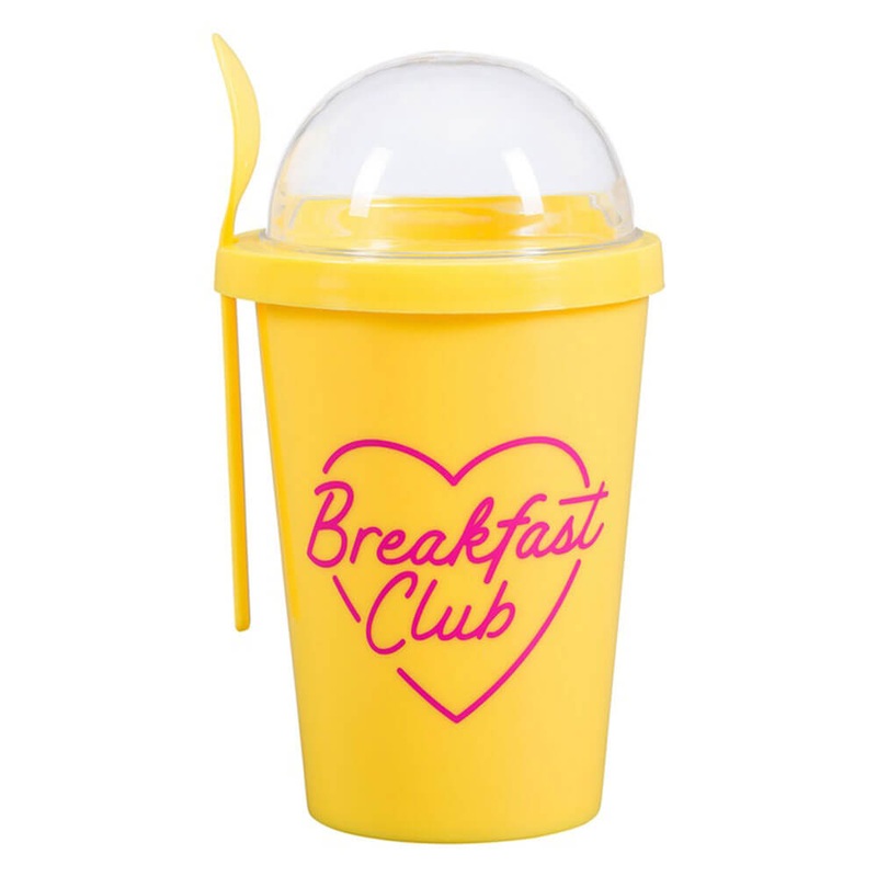 Oui tasse de petit-djeuner en studio (club de petit-djeuner)